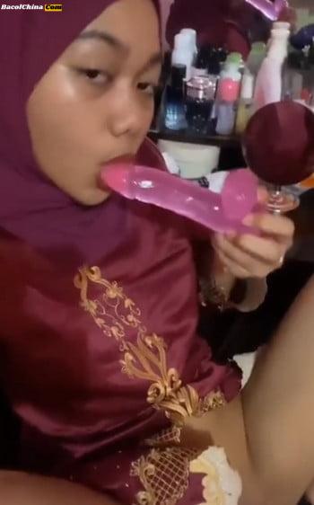 Fanessa Hijab Merah Colok Memek Pakai Dildo