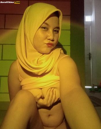 Esya Jilbab Kuning Kobel Memek