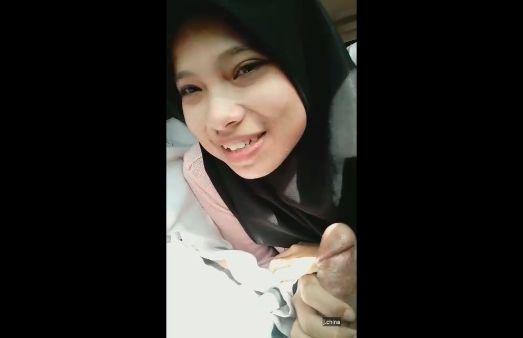 Jilbab Hitam BJ Di Mobil