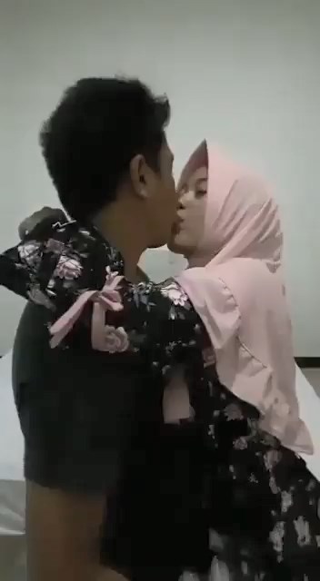 Jilbab Pink Ciuman Mesra Dari Jember