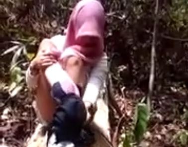 Jilbab Pink Melayu Main Di Hutan