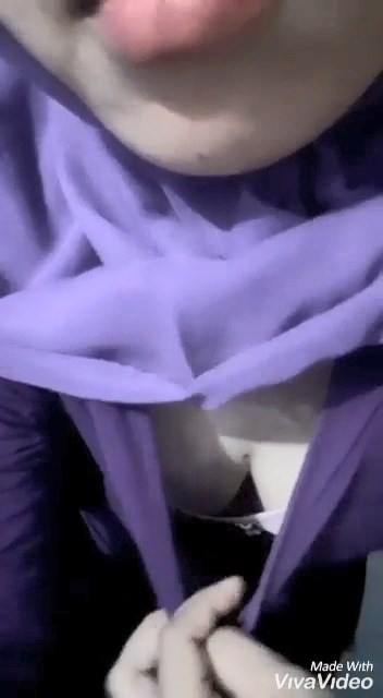 Jilbab Ungu Mencoba Nakal