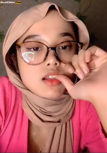 Mawar Hijab Pamer Susu