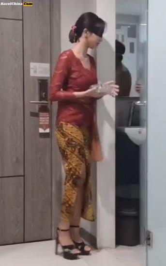 Ngewek Sama Resepsionis HOtel Kebaya Merah