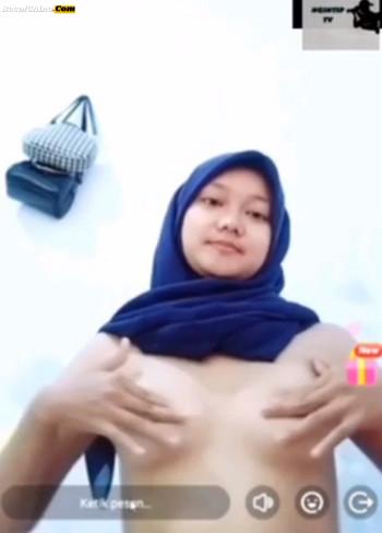 Sinta Jilbab masih Polos Main LivU