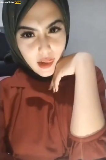 Yuni Jilbab Pamer Susu